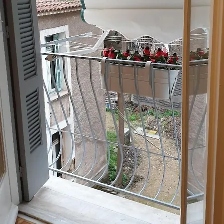 Livanos Charming Steps From Metro *